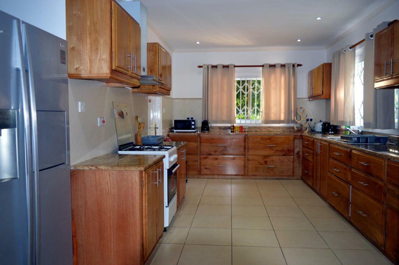 Sundown Beach Villa Glacis  ภายนอก รูปภาพ
